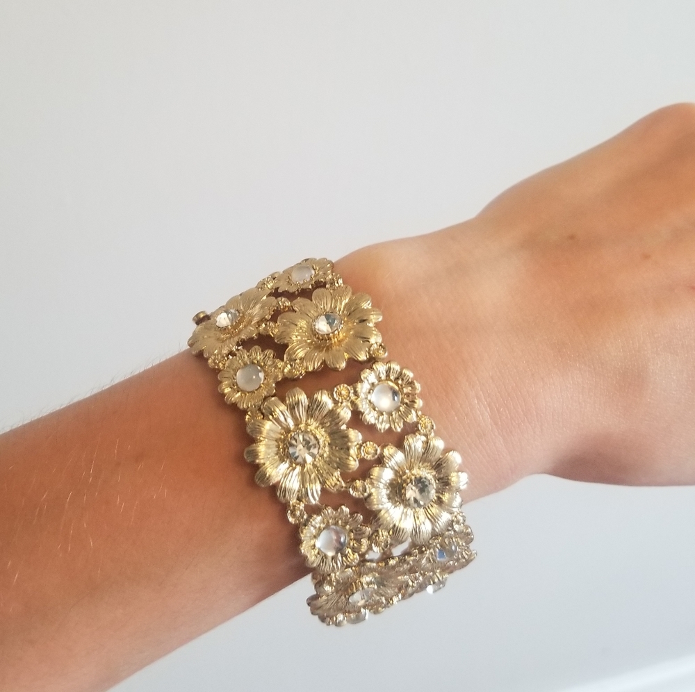 Beautiful gold flower bracelet